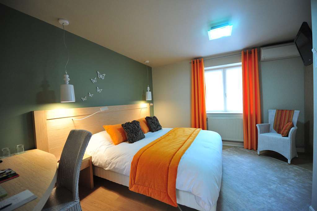 Chateau Des Comtes De Challes Room photo